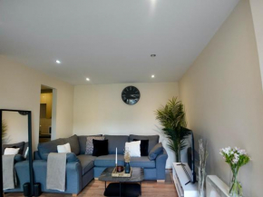 Modern Spacious Apartment in Digbeth with Balcony - Netflix, YouTube, Amazon TV, Superfast WiFi - Just 10 Mins to Birmingham Centre, Bullring, Train, Coach Station and Birmingham FC